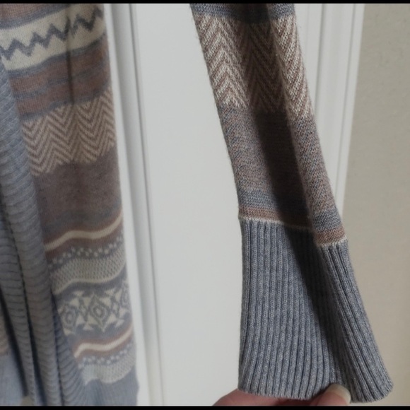 Maurice’s Aztec pattern sweater / cardigan Sz. S - Picture 5 of 6